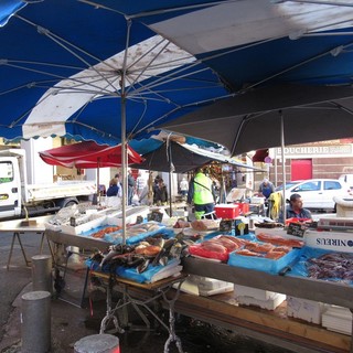 Il mercato del pesce su Place Saint François, foto d'archivio