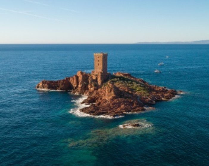 La storia dell'Isola d'Oro di Saint-Raphaël, merce di scambio in una serata erotica ed oggi residenza estiva dei Bureau