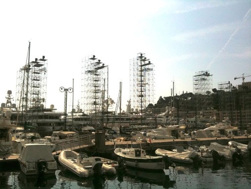 I lavori di preparazione in queste ore sul Porto Hercule I lavori di preparazione in queste ore sul Porto Hercule
