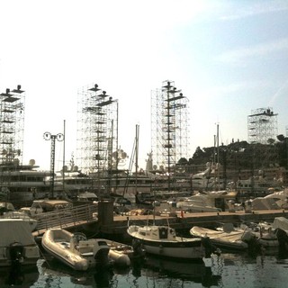 I lavori di preparazione in queste ore sul Porto Hercule