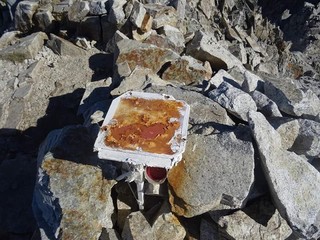 Lac des Braisses, il basamento dopo il furto (Facebook) Lac des Braisses, il basamento dopo il furto (Facebook)