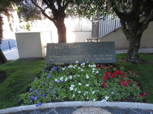 la lapide che a Nizza ricordala fine della Seconda Guerra Mondiale la lapide che a Nizza ricordala fine della Seconda Guerra Mondiale
