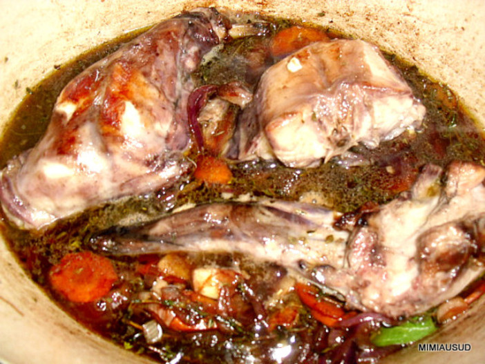 Il segreto delle colline di Nizza: il Lapin rôti à la niçoise Il segreto delle colline di Nizza: il Lapin rôti à la niçoise