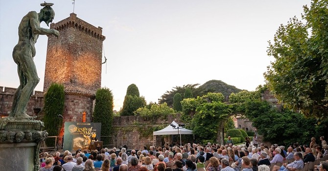 Parole in viaggio sotto le stelle: il Festival des Mots accende l’estate tra mare e montagne Parole in viaggio sotto le stelle: il Festival des Mots accende l’estate tra mare e montagne