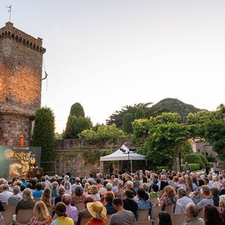 Parole in viaggio sotto le stelle: il Festival des Mots accende l’estate tra mare e montagne