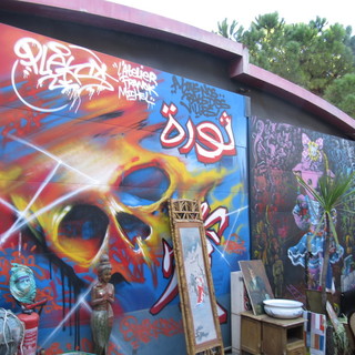 Le botteghe delle puces de Nice che si trovano sul Quai Lunel sono arricchite di nuovi murales