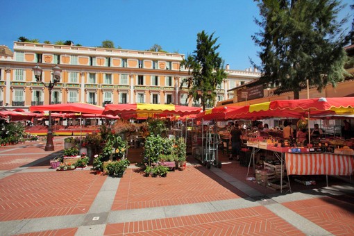 Degustazione di prodotti tipici della Corsica nel week end al mercato della Condamine di Monaco Degustazione di prodotti tipici della Corsica nel week end al mercato della Condamine di Monaco