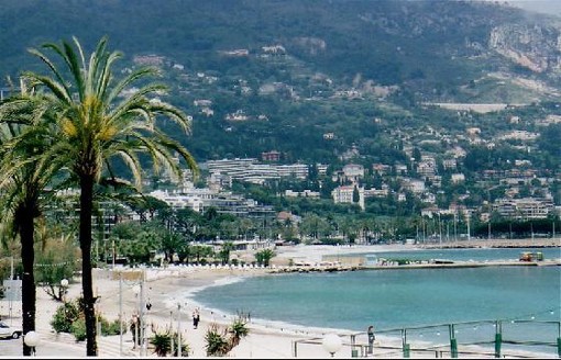 Il capo gli nega lo stipendio e l'impiegato tenta di dargli fuoco. E' successo in una spiaggia di Mentone