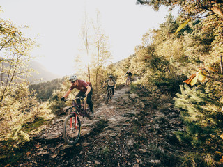 Un percorso in mountain bike Un percorso in mountain bike