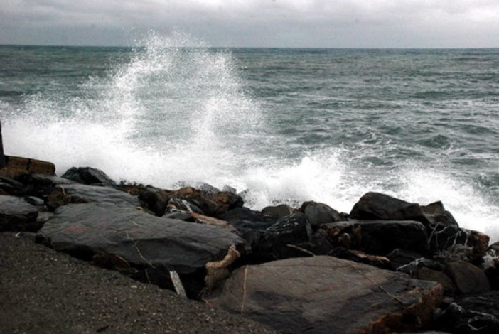 Nizza, previsto vento forte: divieto di balneazione tra Castel e Magnan