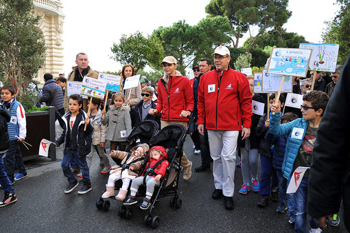 Alberto II, Charlene ed i gemellini Jacques e Gabriella alla Marcia per il Clima di Monaco