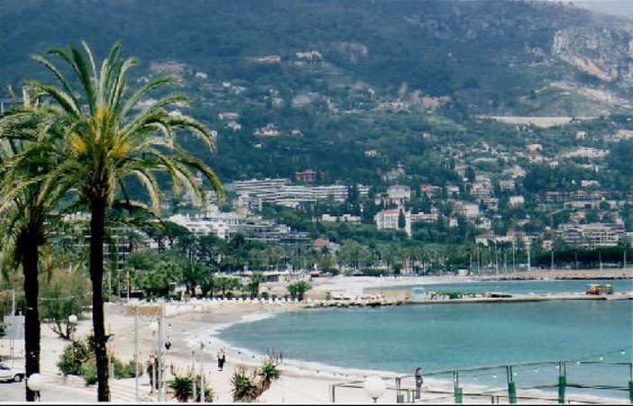 Il capo gli nega lo stipendio e l'impiegato tenta di dargli fuoco. E' successo in una spiaggia di Mentone
