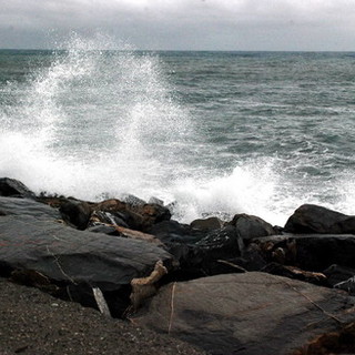 Nizza, previsto vento forte: divieto di balneazione tra Castel e Magnan