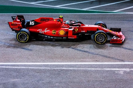 Formula 1. Un lampo di Vettel, ma nella notte di Singapore brilla ancora la stella di Leclerc: colpo da campione del monegasco