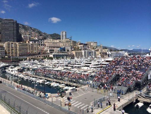 Le tribune in zona Port Hercule Le tribune in zona Port Hercule