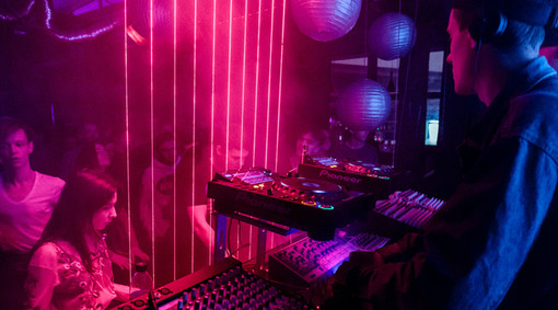 Revival anni '90: la playlist essenziale per eventi Revival anni '90: la playlist essenziale per eventi