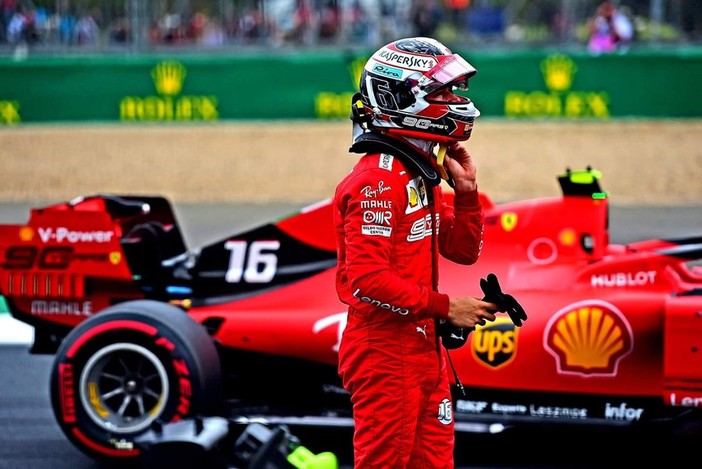 F1. Spettacolo e scintille a Silverstone, super gara di Leclerc che porta la sua Ferrari sul podio dietro alle Mercedes