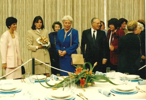 Dagli archivi del Garden Club Sanremo una fotografia del 1995: a sinistra Silvana Sicari Cepollina e S.A.R. la Principessa Carolina nel concorso "Fiori sulla Tavola" a Sanremo Dagli archivi del Garden Club Sanremo una fotografia del 1995: a sinistra Silvana Sicari Cepollina e S.A.R. la Principessa Carolina nel concorso "Fiori sulla Tavola" a Sanremo