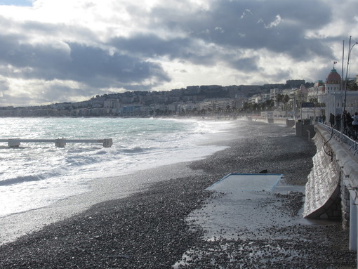 Spiagge chiuse, vento forte, mare mosso: il primo week end di marzo non è in iniziato al meglio in Costa Azzurra
