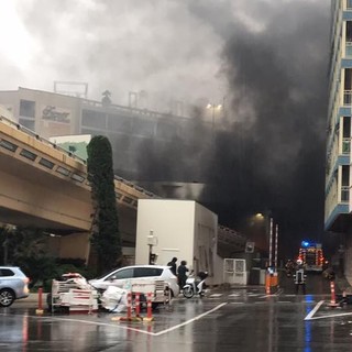 Vasto incendio a Montecarlo nei pressi dell'hotel Fairmont. Poco prima forse anche una sparatoria