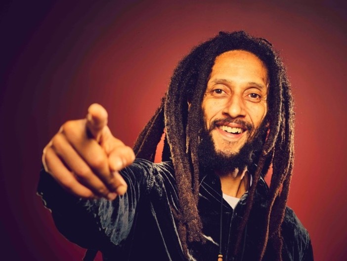 Julian Marley a Genova per Ulissefest 2026: il figlio del re del reggae sul palco dei Giardini Luzzati Julian Marley a Genova per Ulissefest 2026: il figlio del re del reggae sul palco dei Giardini Luzzati