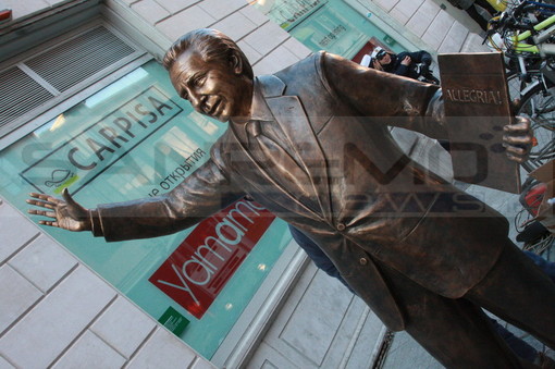 La statua che Sanremo dedica a Mike, in via Escoffier La statua che Sanremo dedica a Mike, in via Escoffier