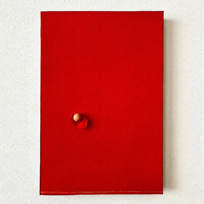 Opera di Pier Paolo Calzolari esposta nell’ambito della mostra, presso 21Art Montecarlo. Foto: 21Art .