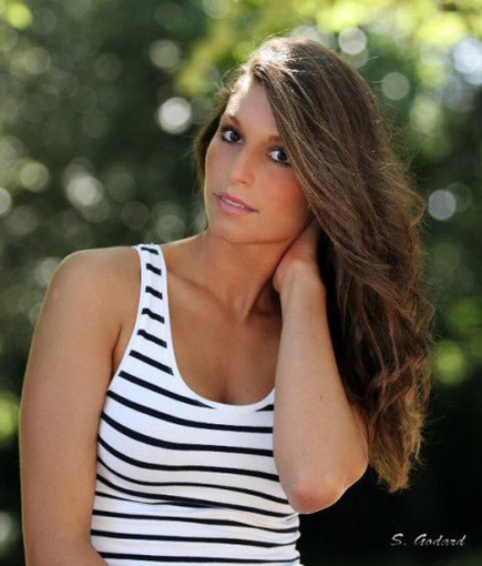 Laury Thilleman - Foto credit www.modeuse.com Laury Thilleman - Foto credit www.modeuse.com