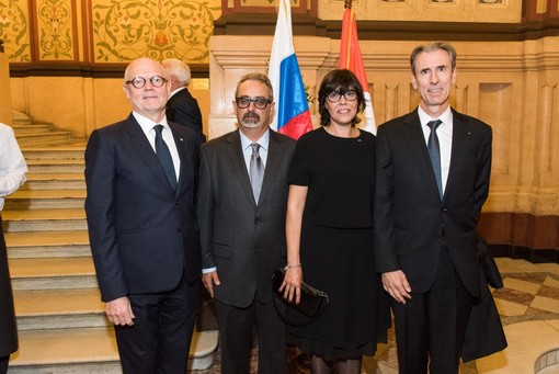 De gauche à droite, S.E. M. Serge Telle, Ministre d’Etat, M. Gérard Pettiti, S.E. Mme Mireille Pettiti,