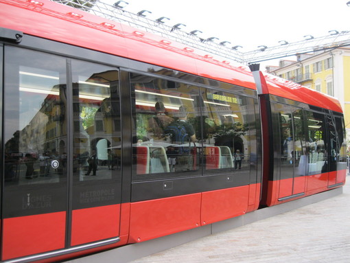 Timori a Nizza per crepe sui muri su un fabbricato dove sotto si lavora per la linea 2 del Tram