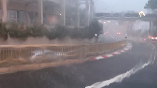 Violento nubifragio e grandine a Montecarlo IMMAGINI Violento nubifragio e grandine a Montecarlo IMMAGINI