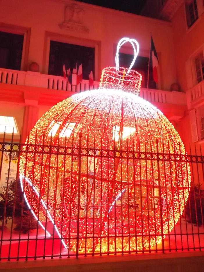 Il Comune della Città di Nizza decorato con "una palla" di Natale soltanto Il Comune della Città di Nizza decorato con "una palla" di Natale soltanto