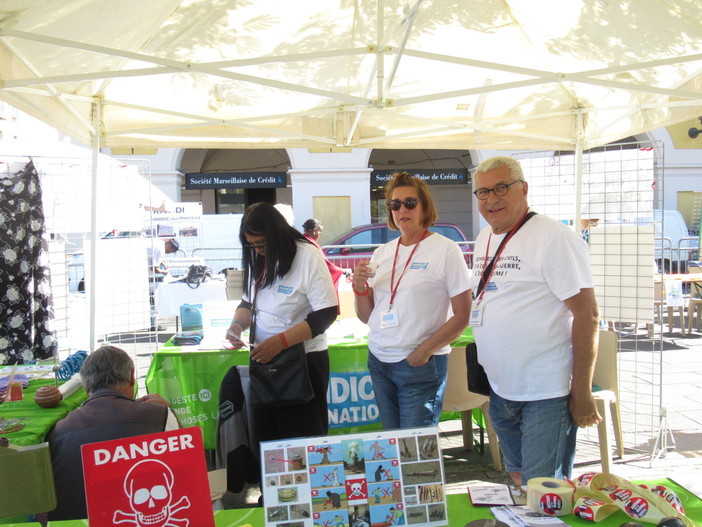 L'associazione Handicap International in Place Garibaldi a Nizza