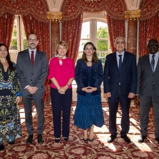 Isabelle Berro-Amadeï insieme ai cinque nuovi ambasciatori accreditati presso il Principato di Monaco. Foto: Manuel Vitali – Direzione della Comunicazione. Isabelle Berro-Amadeï insieme ai cinque nuovi ambasciatori accreditati presso il Principato di Monaco. Foto: Manuel Vitali – Direzione della Comunicazione.