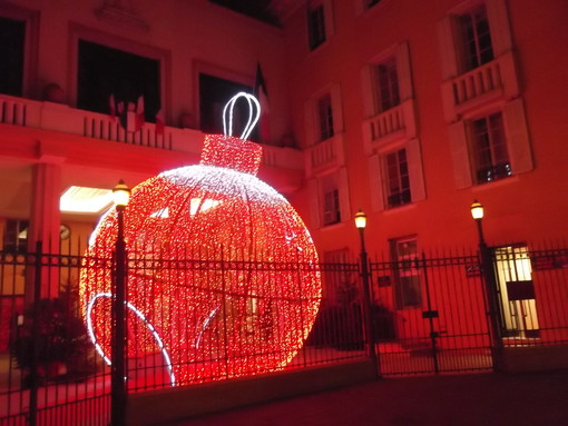 Nizza si prepara per i suoi Mercatini di Natale con casette, ruota panoramica e Babbi Natale