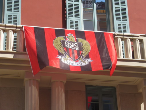 Il Nizza chiede ai tifosi di esporre le bandiere, il Municipio dà l'esempio Il Nizza chiede ai tifosi di esporre le bandiere, il Municipio dà l'esempio