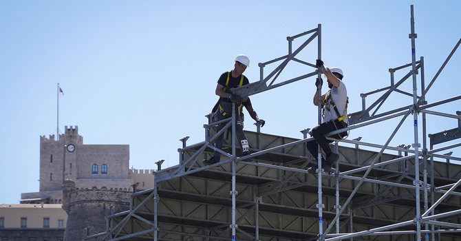 Operazioni di montaggio e smontaggio delle infrastrutture del circuito ©Direzione della Comunicazione Operazioni di montaggio e smontaggio delle infrastrutture del circuito ©Direzione della Comunicazione