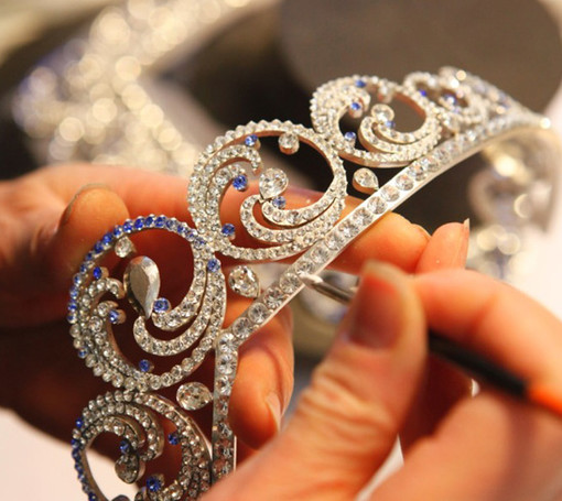 La tiara di zaffiri e diamanti della Principessa Charlene. Il video