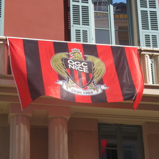 Il Nizza chiede ai tifosi di esporre le bandiere, il Municipio dà l'esempio