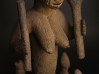 Figura femminile medievale, illustra rituali per affrontare l’ignoto (malattia, morte, futuro), organizzare il caos e dare senso alla vita.