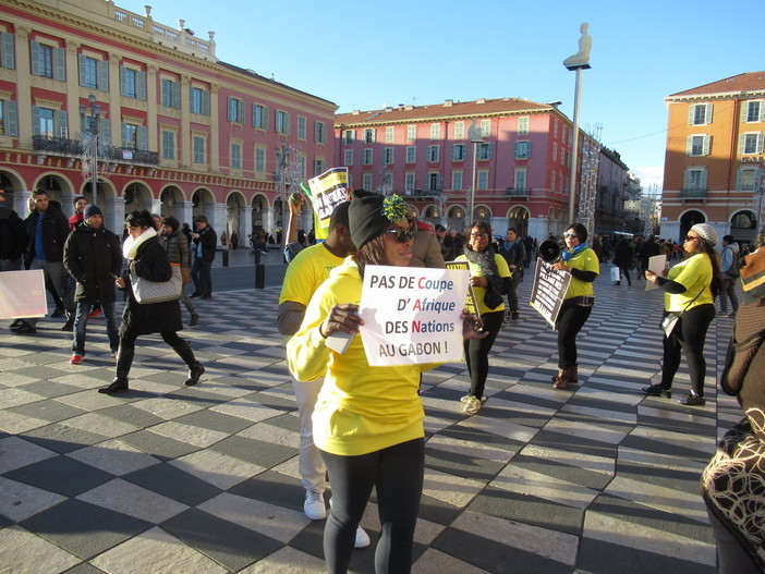 Place Massena, a Nizza, è continua meta di persone che manifestano
