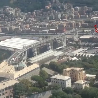 Crollo morandi di Genova: bandiere a mezz'asta in segno di lutto anche in Francia
