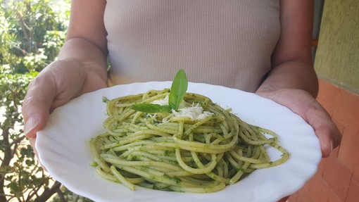 Un piatto di pasta al pesto