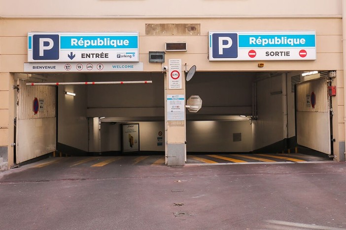 Cannes, due ore gratis al giorno per parcheggiare in République