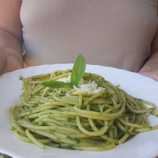 Un piatto di pasta al pesto