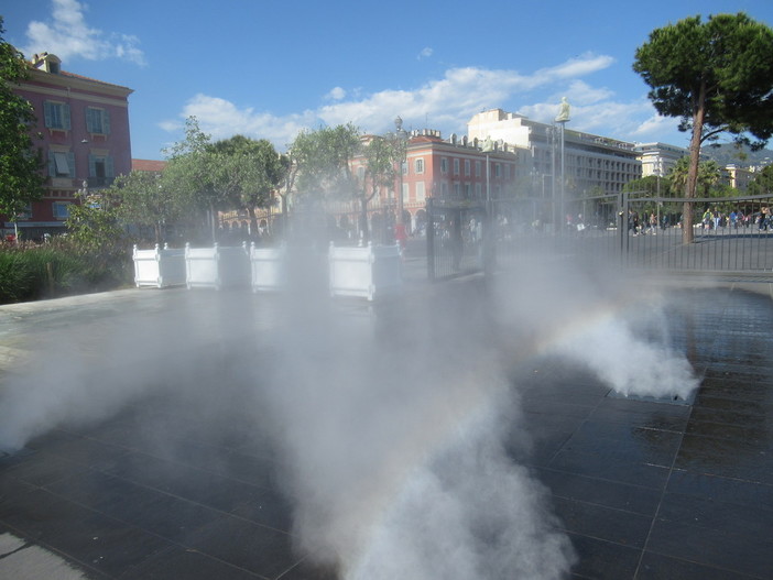 A Nizza si combatte il caldo con la “brumisation” dell’acqua potabile