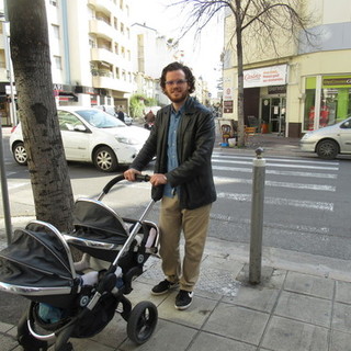 Un papà col bambino (foto di archivio)