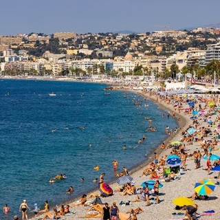 Brindisi vietati in riva al mare: in Costa Azzurra l’aperitivo in spiaggia è fuori legge