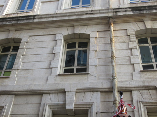 La finestra del Tribunale di Nizza attraverso la quale fuggì Albert Spaggiari La finestra del Tribunale di Nizza attraverso la quale fuggì Albert Spaggiari