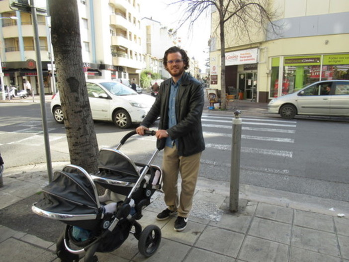 Un papà col bambino (foto di archivio) Un papà col bambino (foto di archivio)
